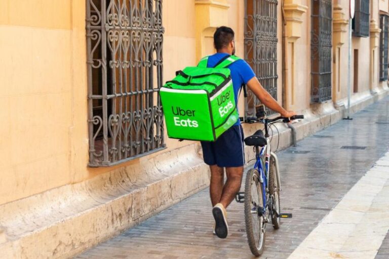Portugal: tribunal reconhece contrato de trabalho de entregador da Uber Eats