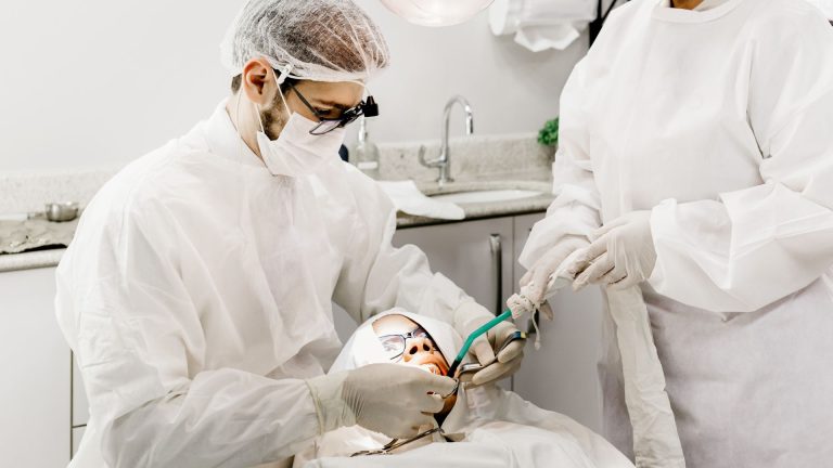 TRF3 concede aposentadoria especial para dentista por exposição a agentes biológicos