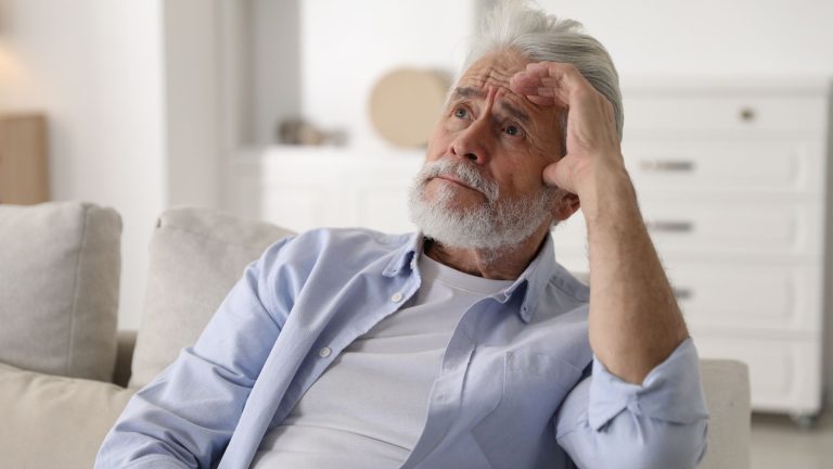 Todo idoso acima de 64 anos te direito a benefício mesmo não tendo contribuído?