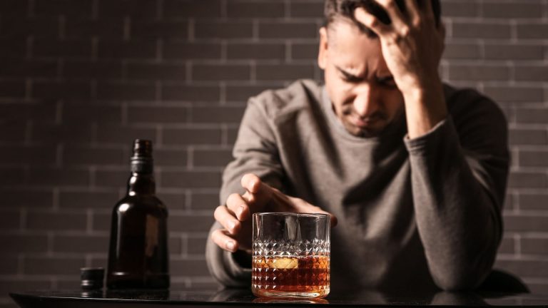 TST - Alcoolismo e trabalho: entre o estigma, a doença e a proteção dos direitos